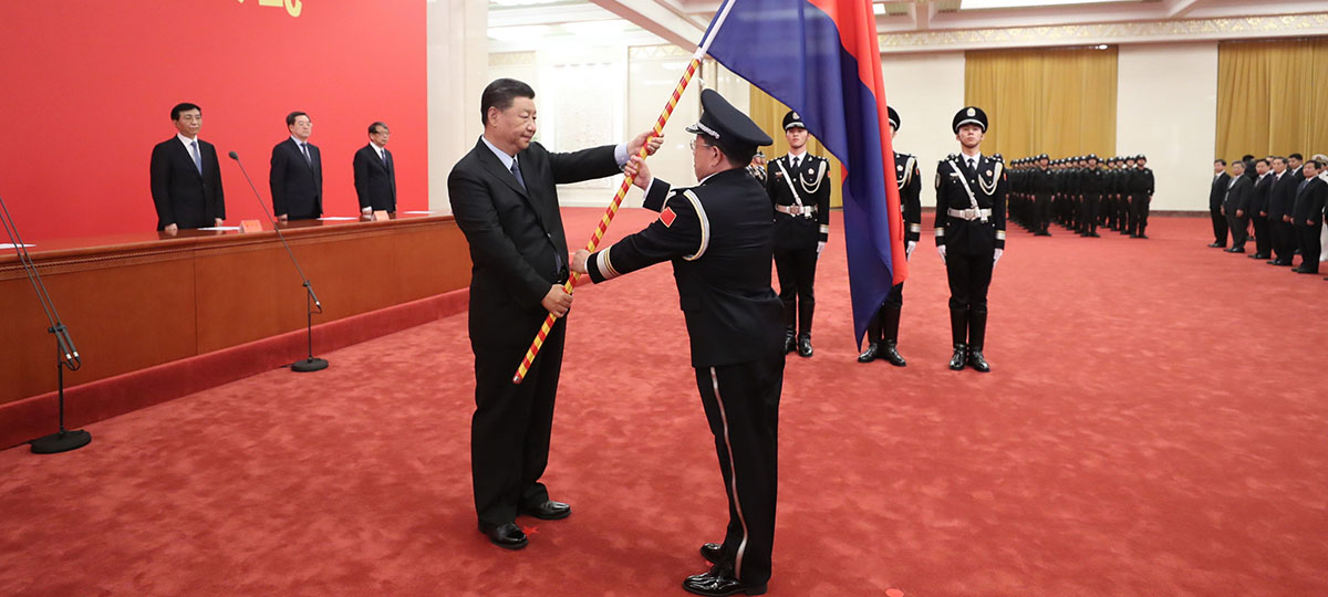 Xi confere bandeira à força policial