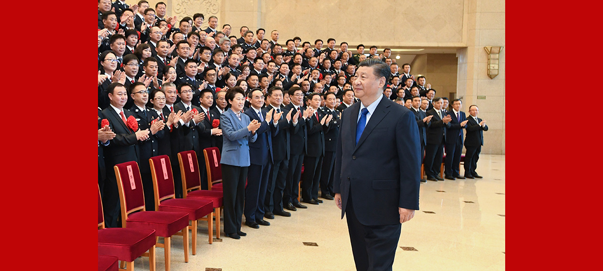 Xi se reúne com lutadores-modelo contra crime