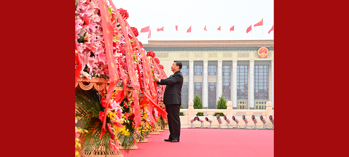Xi presta homenagem a heróis nacionais na Praça Tian'anmen