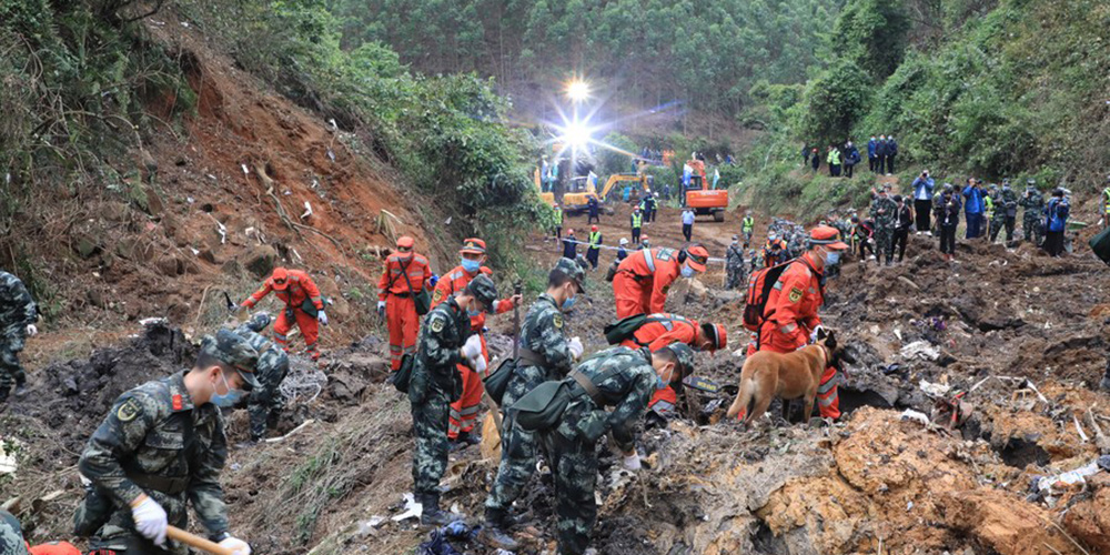 Equipes de resgate removem detritos de deslizamento de terra provocado por chuva em local do acidente de avião