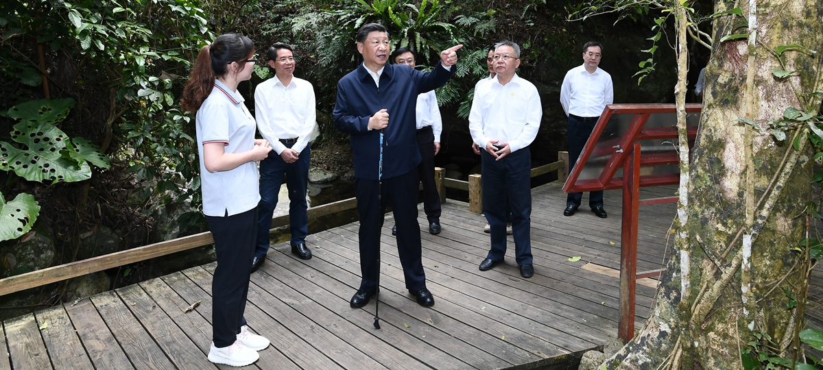 Xi inspeciona Wuzhishan em Hainan