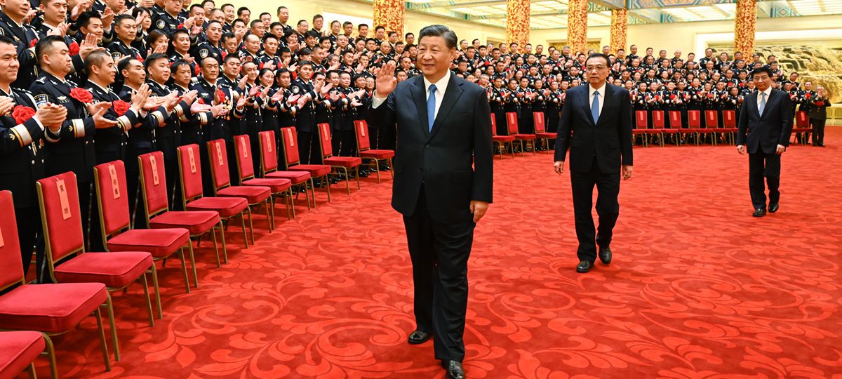 Xi encontra-se com heróis e modelos do sistema de segurança pública