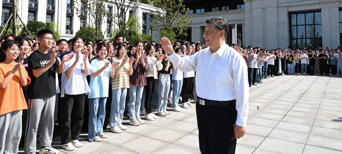 Ao inspecionar Sichuan, Xi ressalta desenvolvimento econômico estável