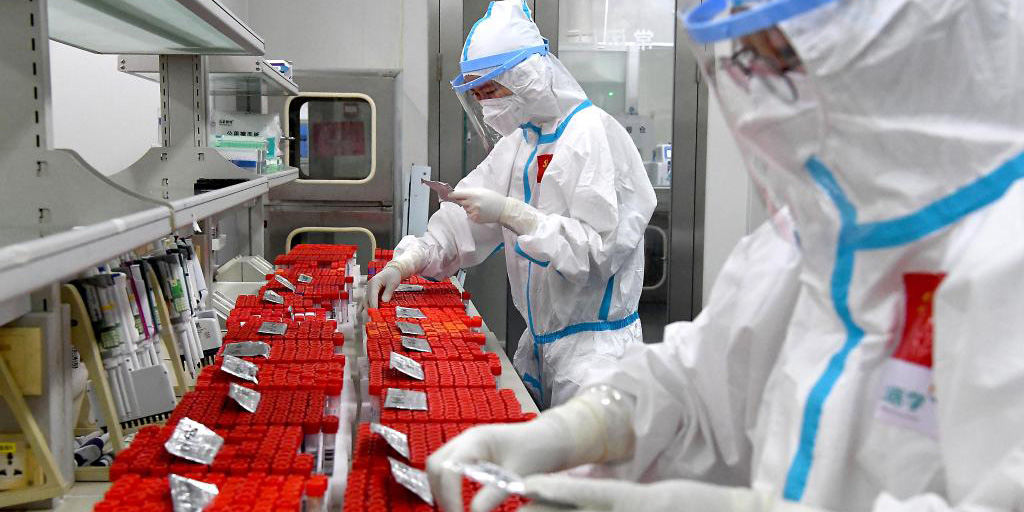 Profissionais da saúde trabalham sem parar em laboratório para teste de ácido nucleico para COVID-19 em Zhengzhou, centro da China