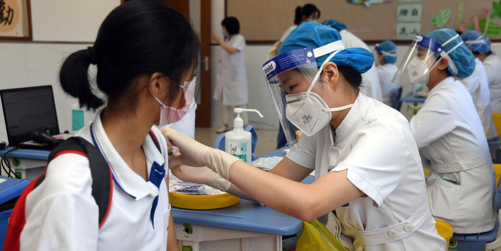 Estudantes recebem doses da vacina contra COVID-19 em Beijing