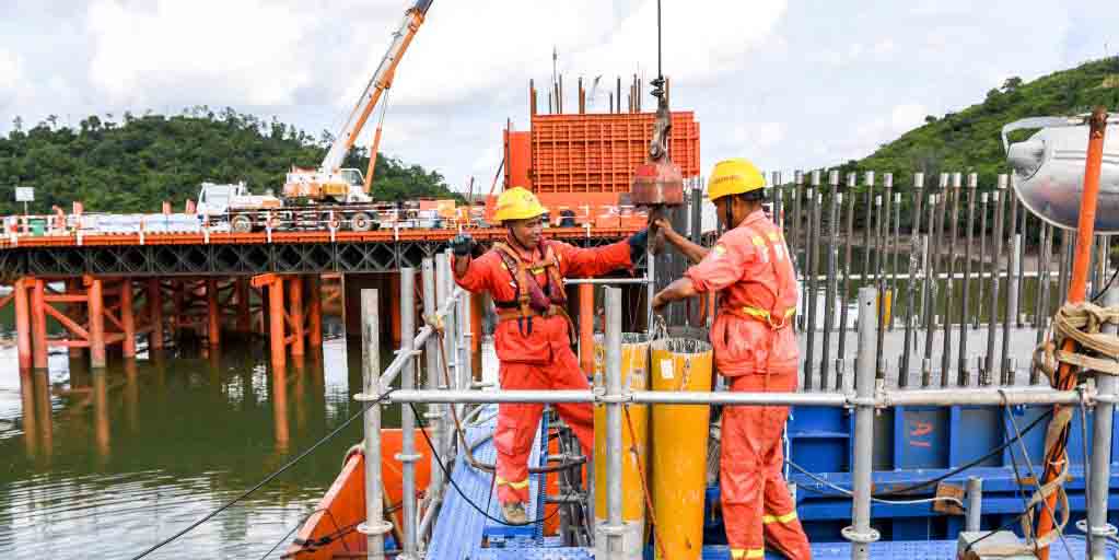 Seguem em andamento as obras da ponte marítima ligando cidades costeiras ao longo do Golfo de Beibu em Guangxi