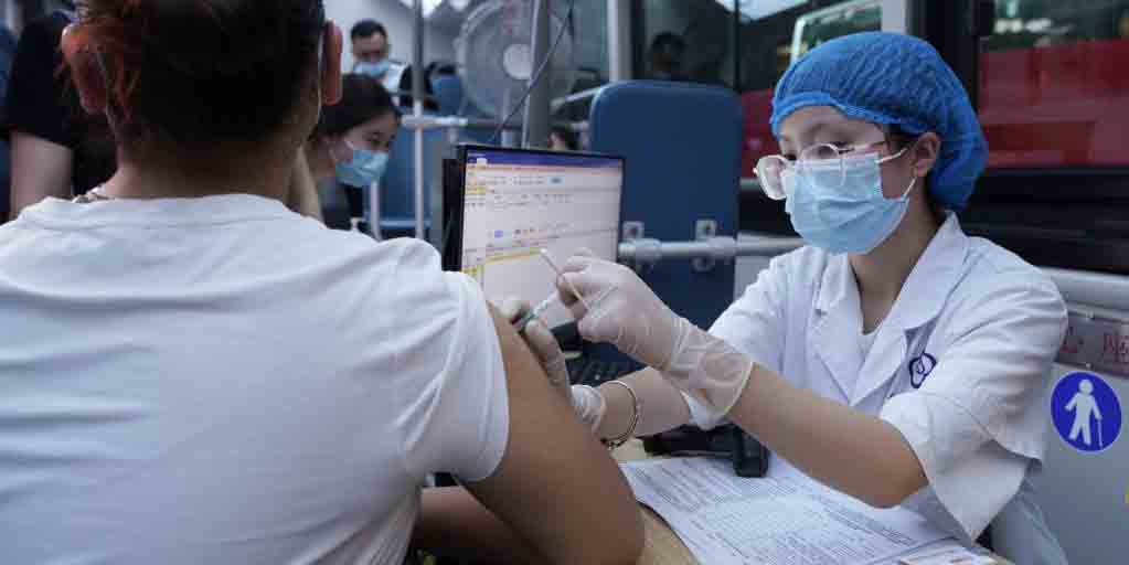 Veículos de vacinação móvel aplicam vacinas contra COVID-19 em Chongqing