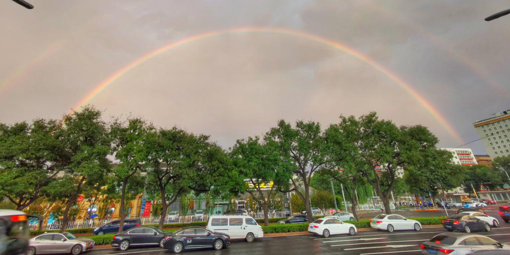 Arco-íris duplo é registrado no céu de Beijing