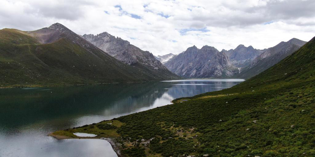 Vista do parque nacional geológico de Nianbaoyuze em Qinghai