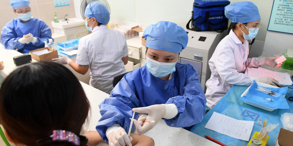 Mais de 2 bilhões de doses de vacinas contra COVID-19 administradas na China