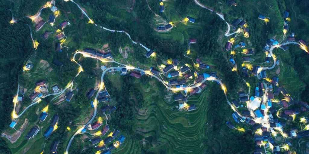 Postes de luz com energia solar são instalados em áreas remotas e montanhosas em Guangxi