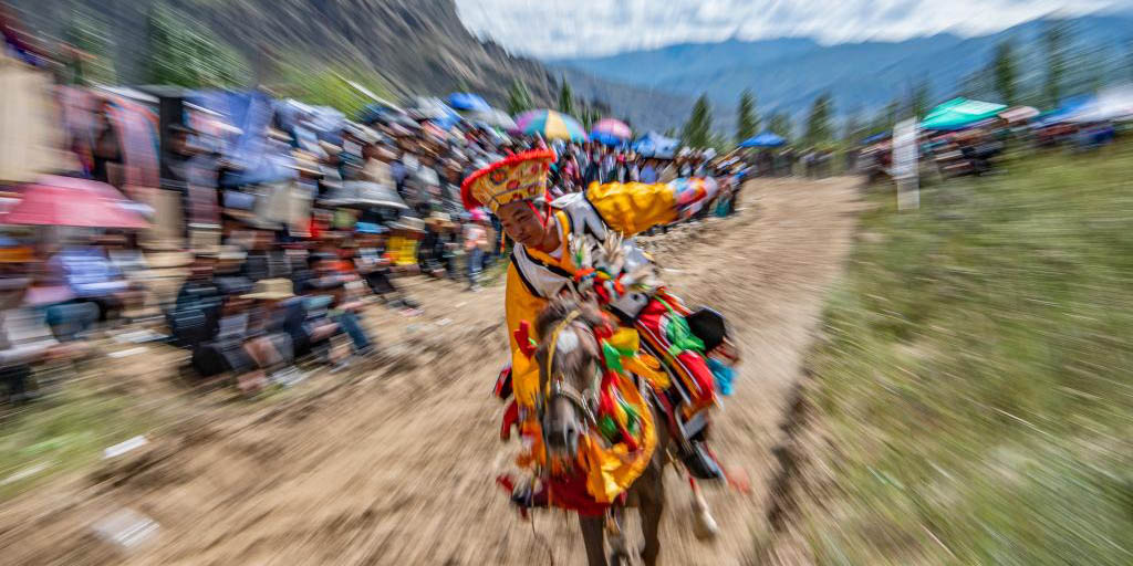 Evento anual de corrida de cavalos é realizado no Tibet