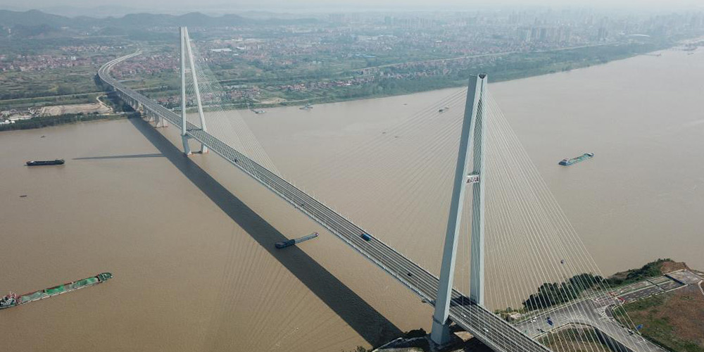 Duas novas pontes sobre rio Yangtzé abrem ao tráfego