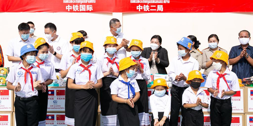 Empresas chinesas de engenharia ferroviária doam materiais esportivos e antiepidêmicos para escola do Laos