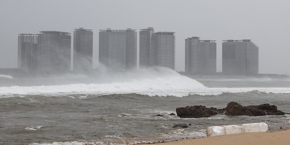 Tufão Kompasu toca terra em Hainan, no sul da China