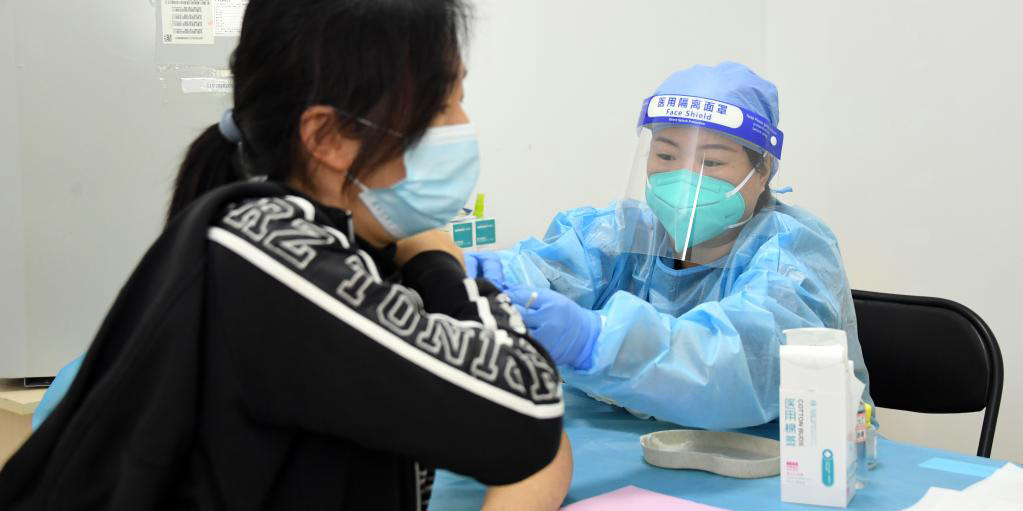 Beijing aplica dose de reforço da vacina contra COVID-19 em grupos de maior risco