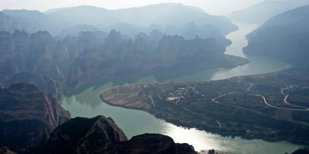 Paisagem do Parque Geológico Nacional de Bingling Danxia em Gansu
