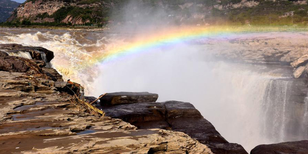 Arco-íris paira sobre cachoeira Hukou no rio Amarelo em Shaanxi