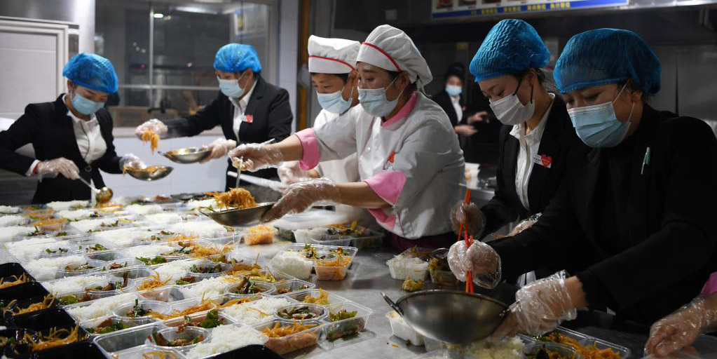 Cidade de Lanzhou oferece refeições gratuitas a moradores locais sob confinamento por COVID-19