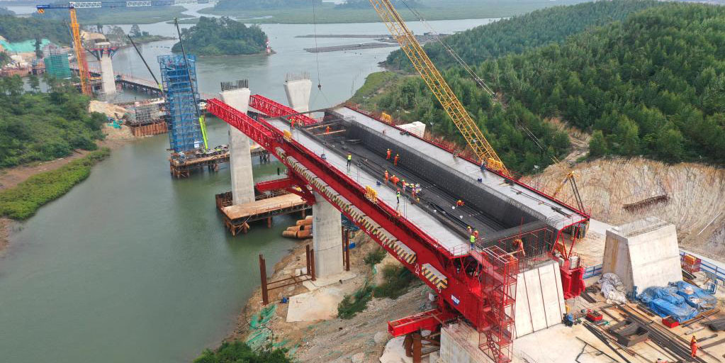Seguem em andamento as obras da Ponte Longmen na cidade de Qinzhou, no sul da China