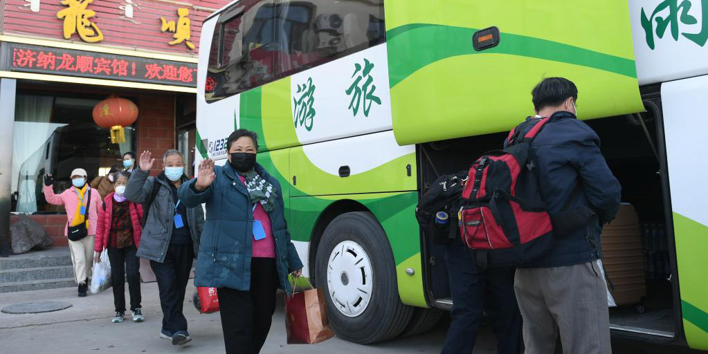 Turistas retidos deixam a Bandeira de Ejina da Mongólia Interior para cumprir quarentena