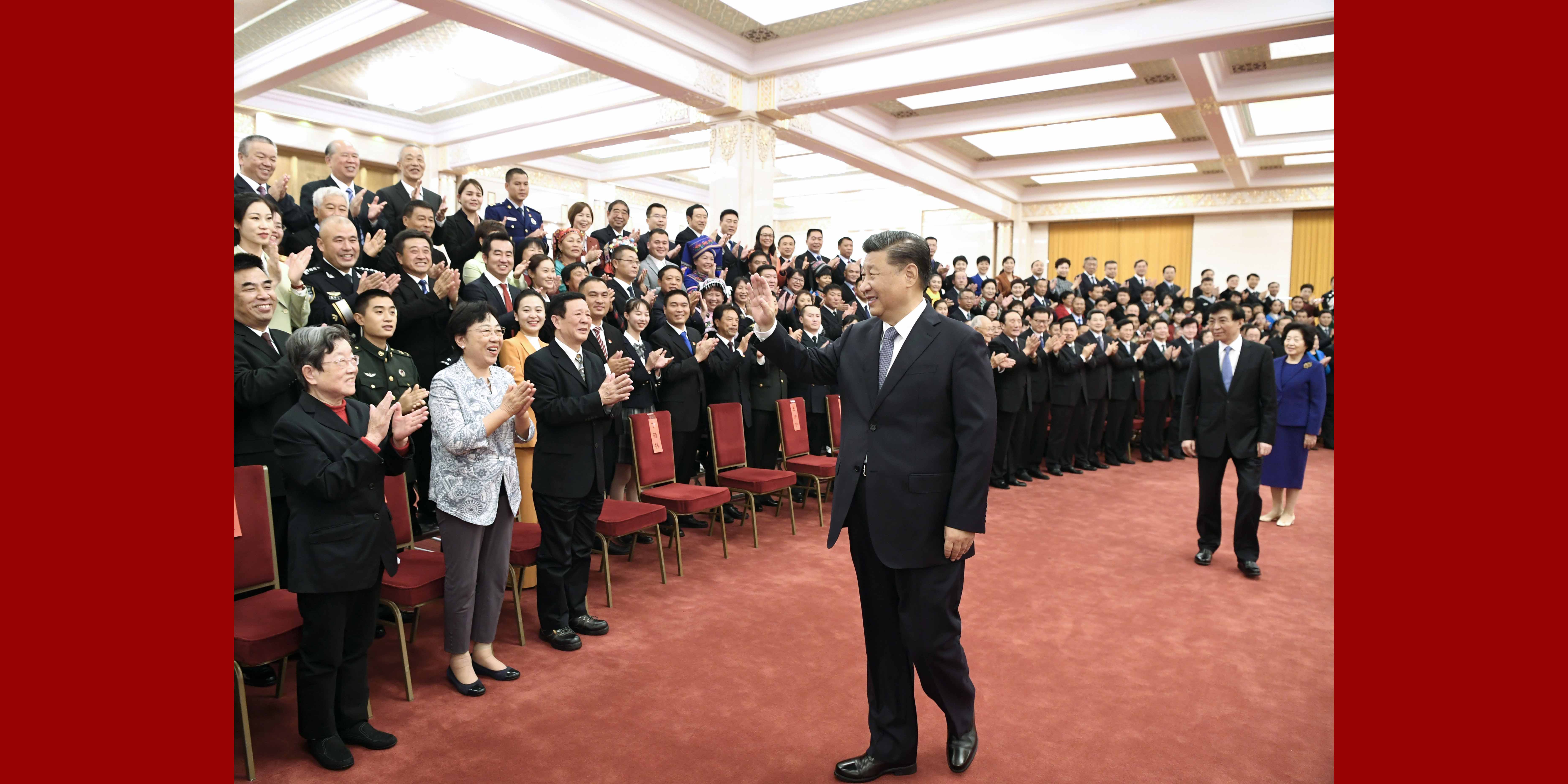Xi reúne-se com modelos éticos nacionais