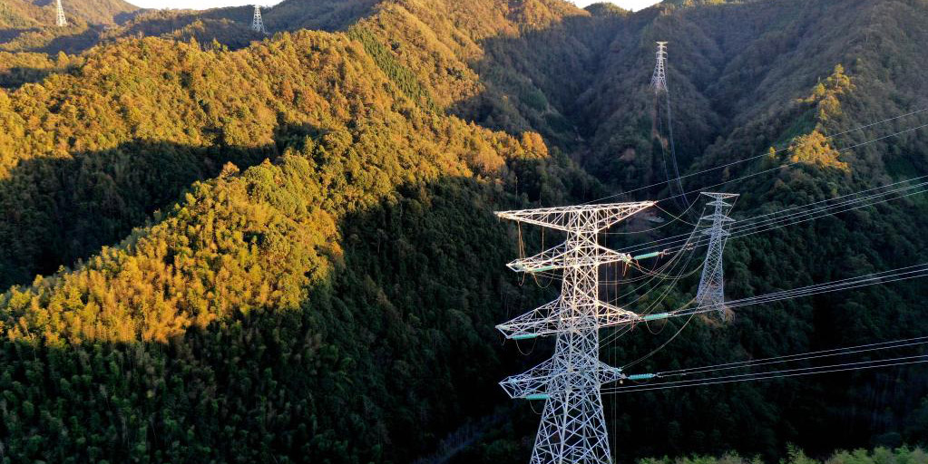 Seguem em andamento as obras de projeto de transmissão e transformação de energia em montanhas remotas em Anhui