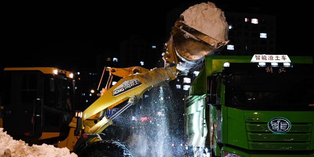 Cidade chinesa de Tongliao começa a remover neve para retomar tráfego de veículos