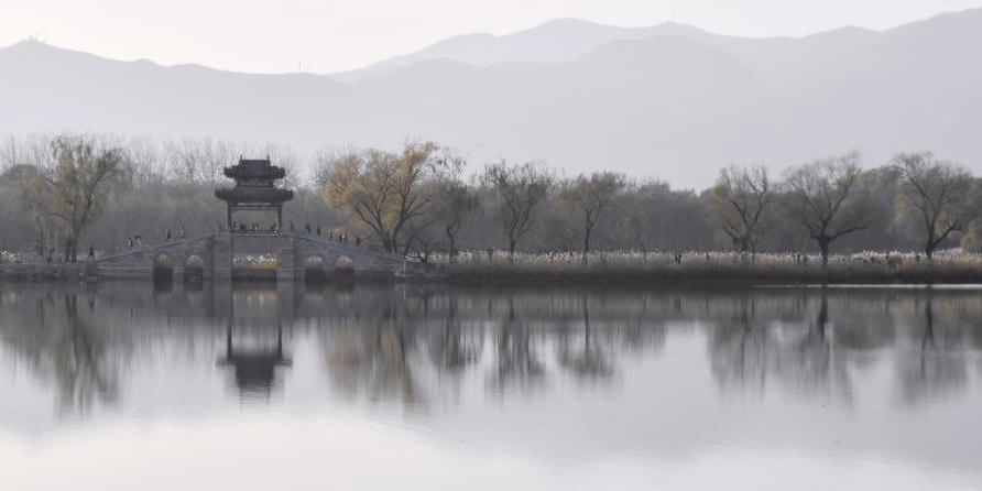 Paisagem de inverno do Palácio de Verão em Beijing