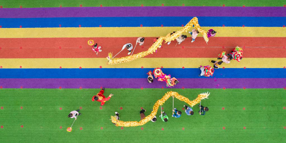 Crianças aprendem dança do dragão em jardim infantil em Hunan