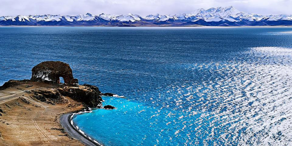 Paisagem do Lago Namtso, no Tibet, sudoeste da China