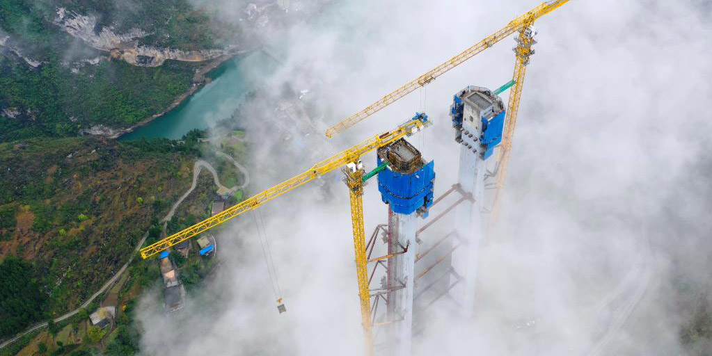 Concluída a obra de construção da estrutura da torre principal da grande ponte do Rio Tongzi em Guizhou
