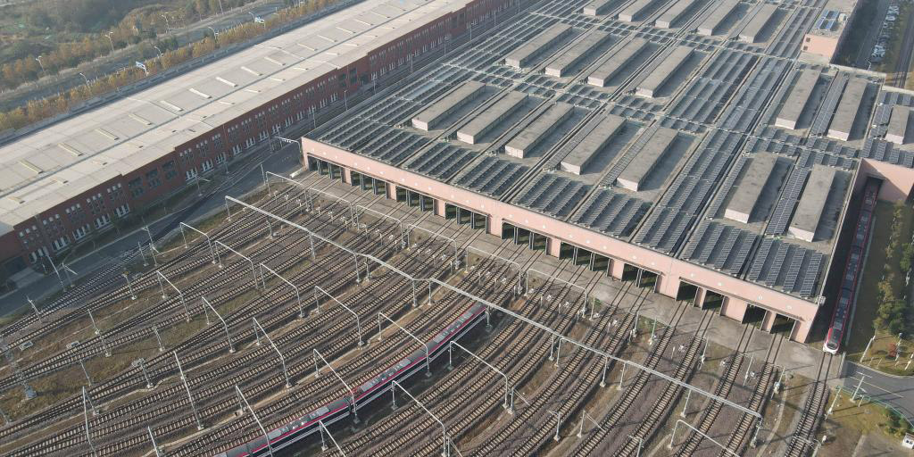Vista aérea da estação de energia fotovoltaica no telhado de terminal ferroviário em Hefei, na província de Anhui, no leste da China