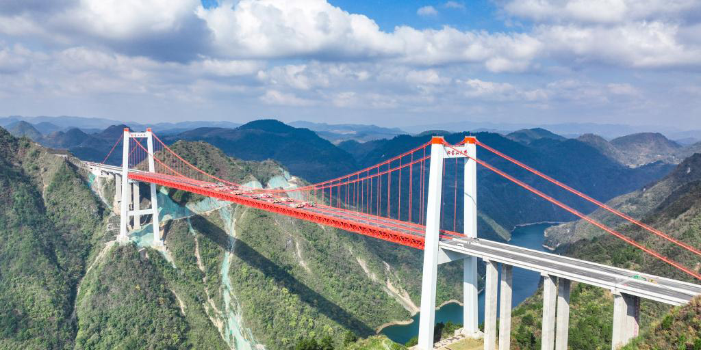 Ponte de Yangbaoshan, no sudoeste da China, realiza prova de carga estática
