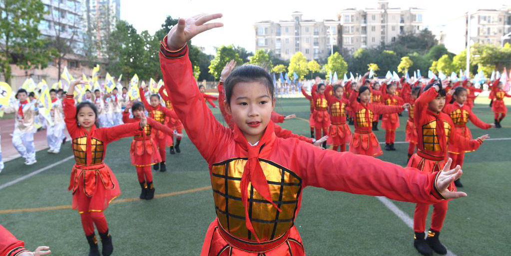 Estudantes participam de atividades em celebração ao 5º aniversário de escola em Guangxi