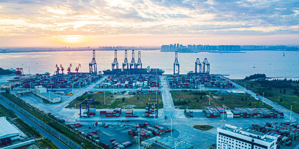 Paisagem do nascer do sol no porto internacional de contêineres de Yangpu em Hainan