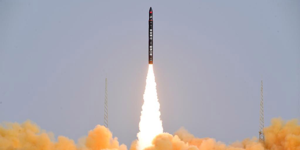 Foguete comercial CERES-1 Y2 da China lan&ccedil;a cinco sat&eacute;lites