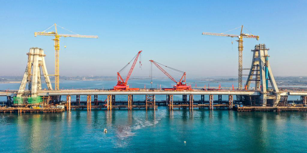 Concluída a instalação de vigas da ponte marítima Xicungang na cidade de Beihai, no sul da China