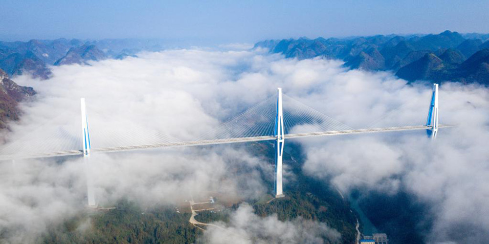 Vista aérea de pontes em Guizhou