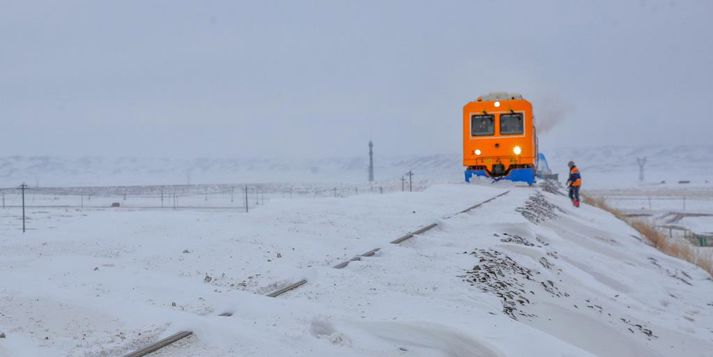 Veículos limpa-neve modernos visam garantir a segurança ferroviária em Xinjiang