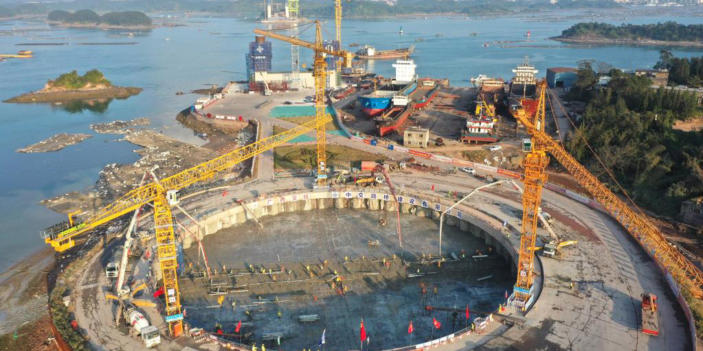 Obras de ponte marítima em Guangxi seguem em andamento