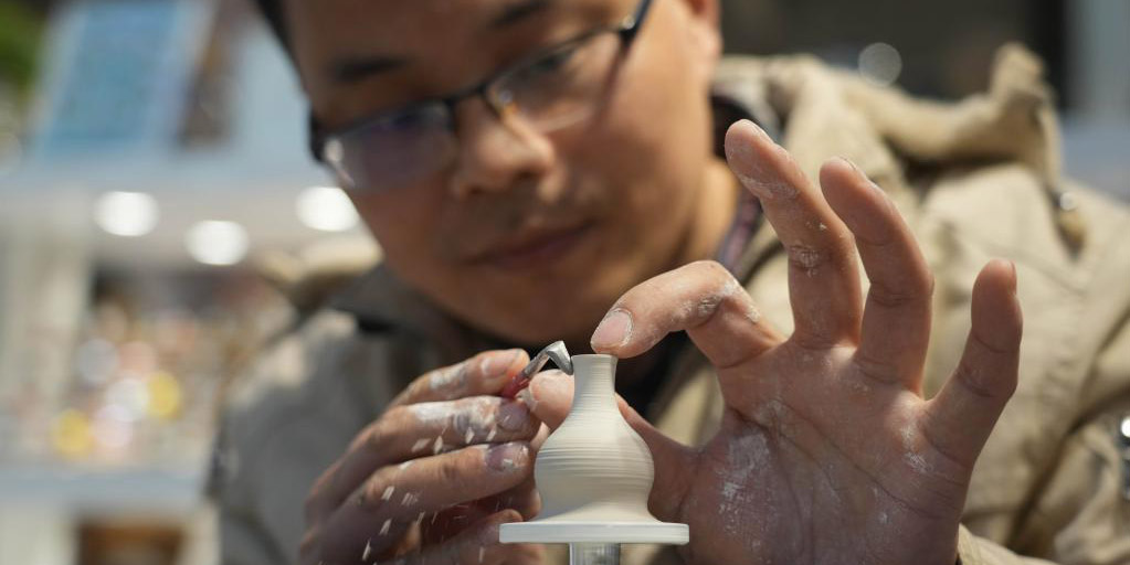Artesão se dedica a miniaturas de cerâmica em Jingdezhen, no leste da China