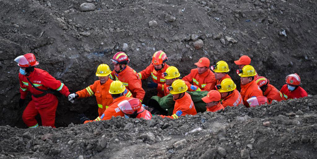 Vinte mineiros presos são resgatados de mina alagada no norte da China