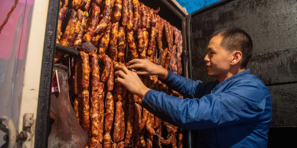 Fornos sem fumaça visam ajudar a diminuir a poluição do ar na produção de carne defumada em Chongqing