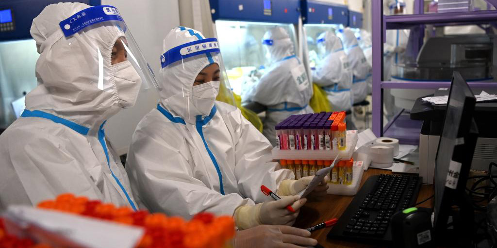 Cidade chinesa de Xi'an constrói laboratório inflável para testes de ácido nucleico em massa