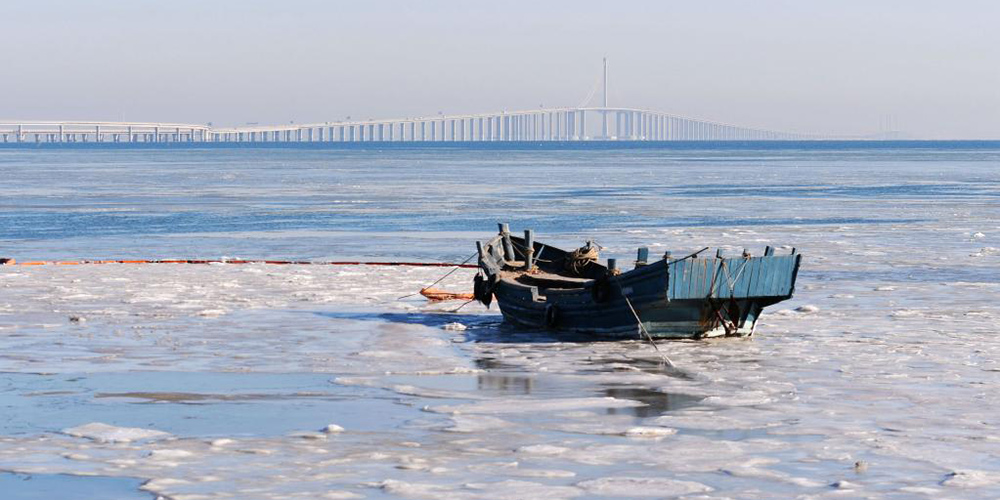 Blocos de gelo flutuam no mar de Qingdao, no leste da China