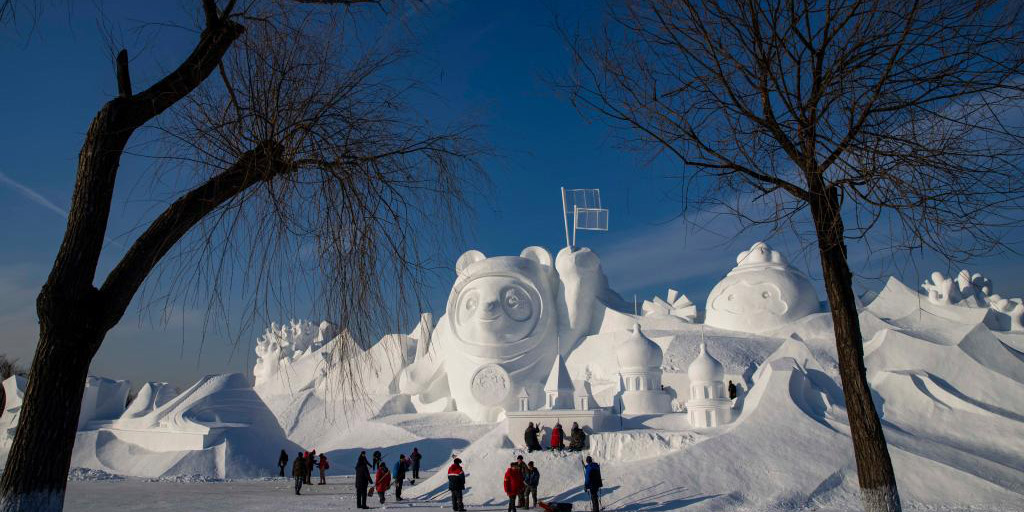 Artistas terminam a principal escultura de neve com mascotes olímpicos de Beijing 2022 em Harbin