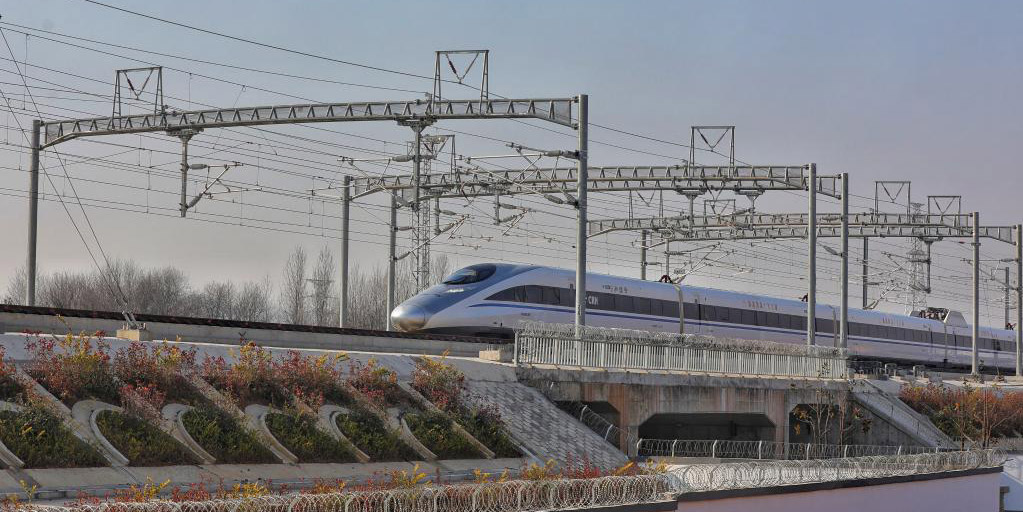 Nova linha ferroviária de alta velocidade inicia operação no leste da China
