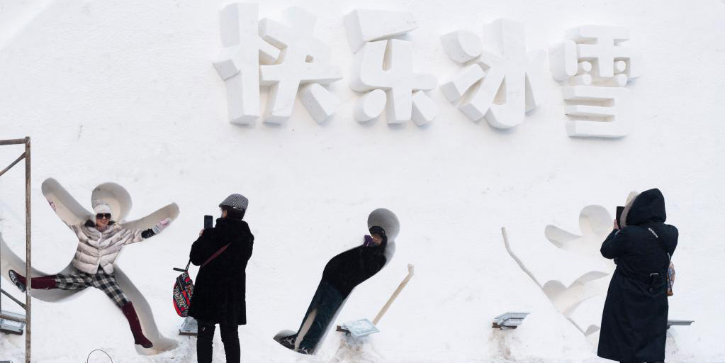 Pessoas se divertem no parque temático de gelo e neve em Harbin