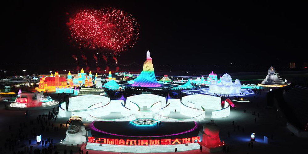 Espetáculo de fogos de artifícios marca virada do ano no Mundo de Gelo e Neve em Harbin